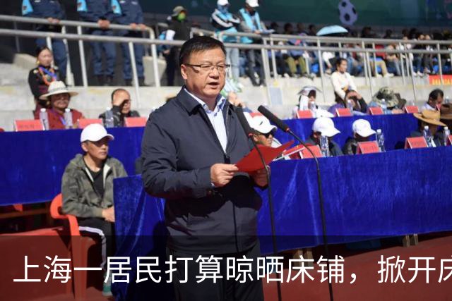 上海一居民打算晾晒床铺，掀开床垫发现一条蛇盘在床缝里；当事人后怕不已：今天不打开，还不知道要跟它同床多久